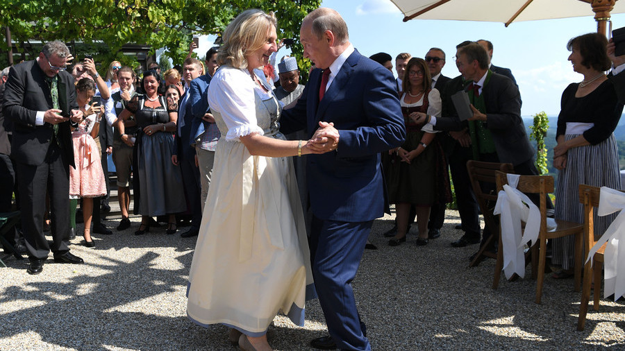 Putinovo poročno darilo odšlo v dobrodelne namene: Avstrijska zunanja ministrica podarila poročno darilo, ki ga krasi avtogram ruskega predsednika