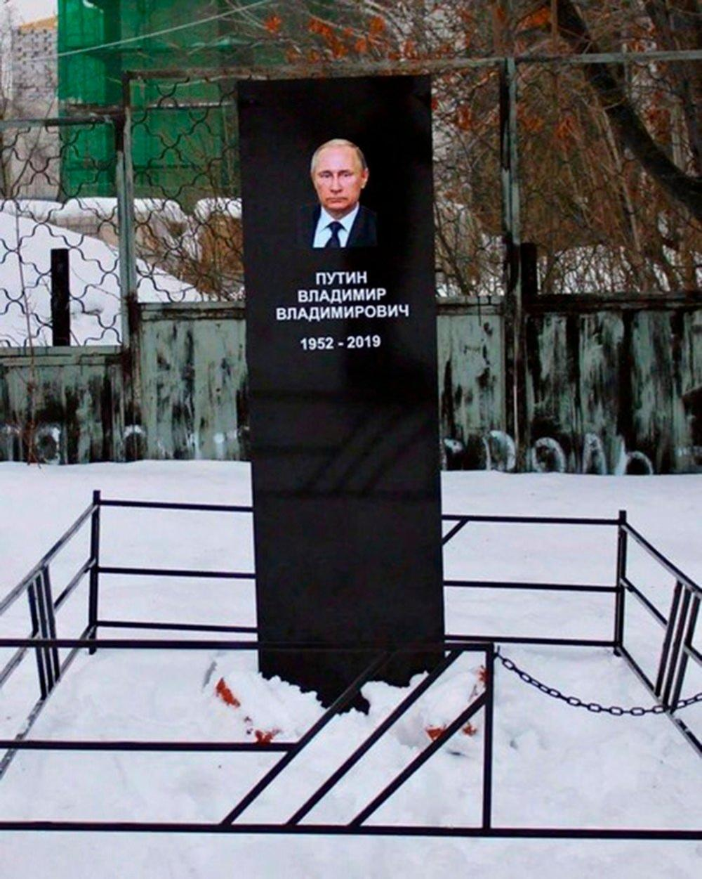 Pojavil se je Putinov nagrobni spomenik z letnico smrti
