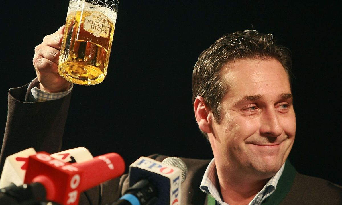 Avstrijski vice-kancler Strache kritiziral EU: Kapitan stoji pijan za krmilom in sledi smeri “Merkel-Macron”, čeprav vidi, da bo nasedel!