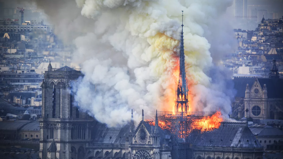 Ogenj uničil simbol Pariza in Francije! Kaj je gasilcem uspelo rešiti od katedrale Notre-Dame?
