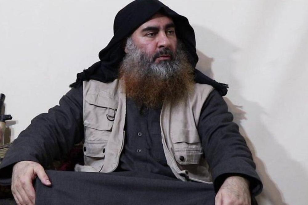 (VIDEO) Vodja Islamske države Abu Bakr al Bagdadi je živ! Pojavil se je prvič po petih letih, oblečen v črno in s strojnico!