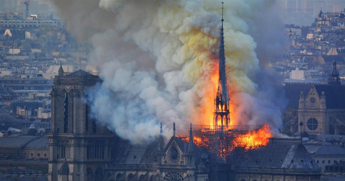 (VIDEO) Požar na Notre Dame v Parizu pogašen, na Twitterju in Facebooku gori – Branko Grims za požar obtožil islamiste, Dejan Židan opozarja pred netenjem nestrpnosti in hujskanjem, Janez Janša vidi globlje sporočilo – Evropski 11. september