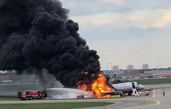(VIDEO) Posnetki varnostnih kamer na moskovskem letališču, preden se je letalo vžgalo: prvi pristanek neuspešen, drugi poguben