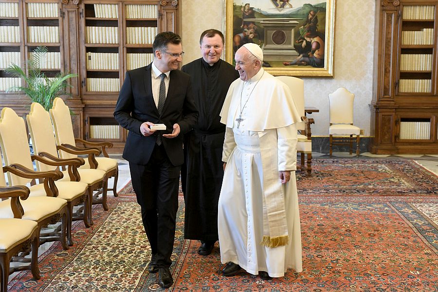 Koalicija med Kučanom, papežem Frančiškom, Mescem in Toninom –  Premier Marjan Šarec na obisku pri papežu, koordinator Levice Mesec pa doma kritizira vlado, da jo vsebinsko vleče na desno