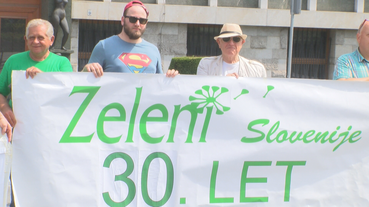 (VIDEO) Zeleni Slovenije s “performansom” pred parlamentom obeležili 30. obletnico ustanovitve