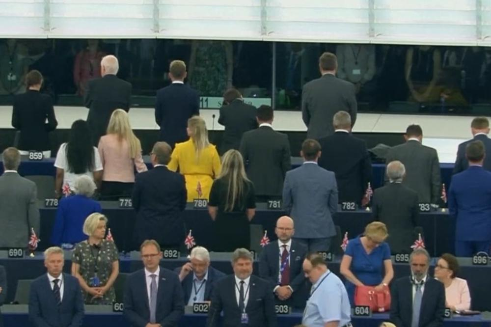 (VIDEO) Nedostojno! Seja Evropskega parlamenta se je začela burno: Poslanci brexita so kazali hrbet pri izvajanju evropske himne