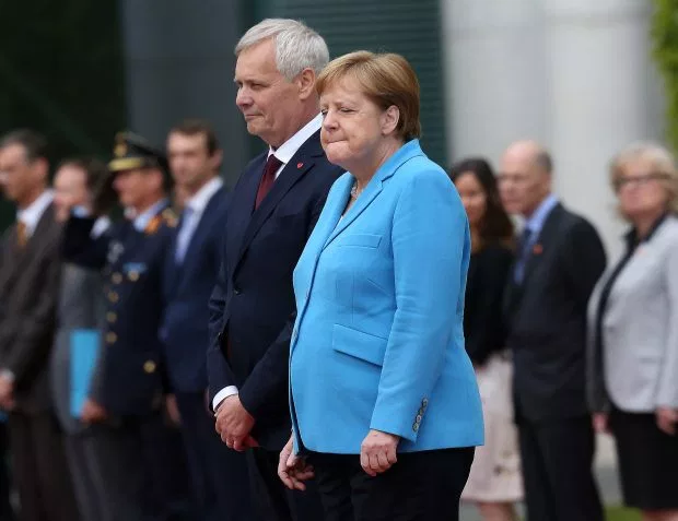 (VIDEO) Kaj se dogaja z nemško kanclerko Angelo Merkel? V zadnjem mesecu se je že tretjič tresla v javnosti