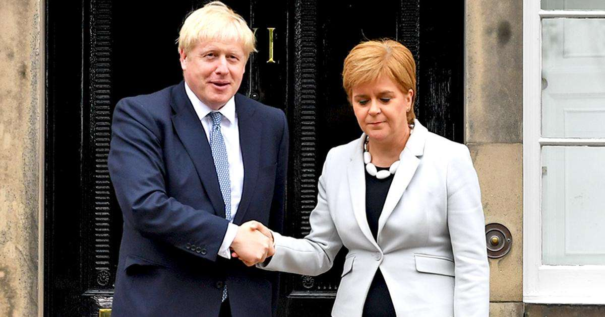 Borisa Johnsona izžvižgali na Škotskem: Škotska premierka ne namerava odstopiti od priprav na referendum o neodvisnosti!