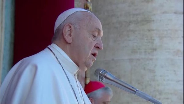 Papež Frančišek je v božičnem sporočilu pozval ljudi na spremembo v svojih srcih