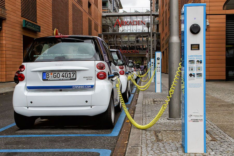 Nemčija naj bi s preusmeritvijo na električne avtomobile ogrozila več sto tisoč delovnih mest?
