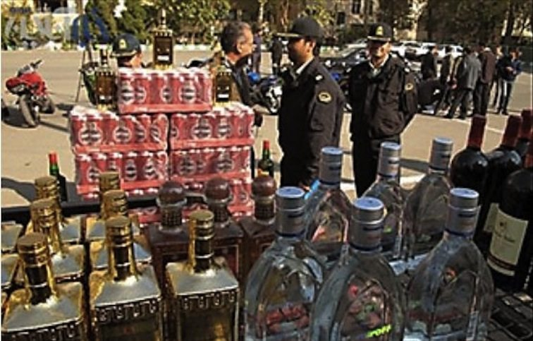 Nekateri Iranci verjeli, da alkohol ubija koronavirus: 27 ljudi umrlo zaradi zastrupitve z alkoholom, 16 pa zaradi koronavirusa