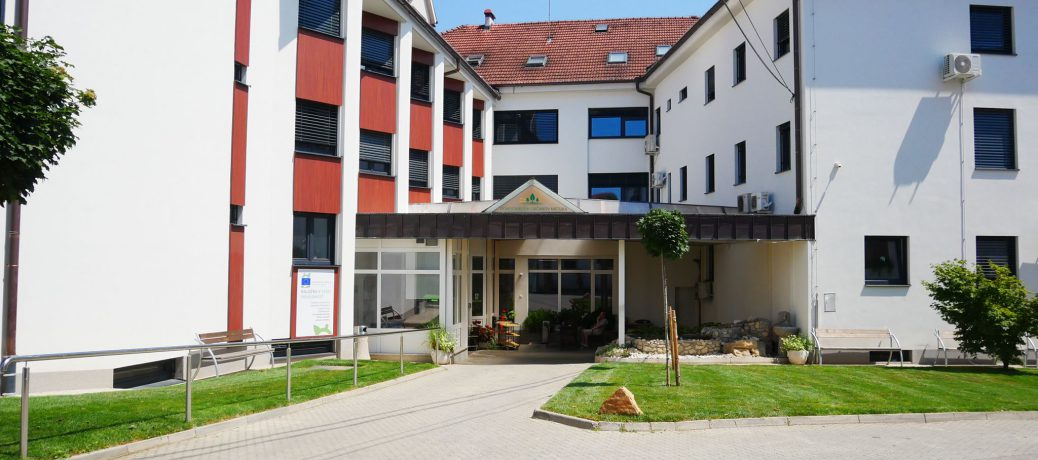 Kdo je kriv za širjenje epidemije v domovih za ostarele v Sloveniji?