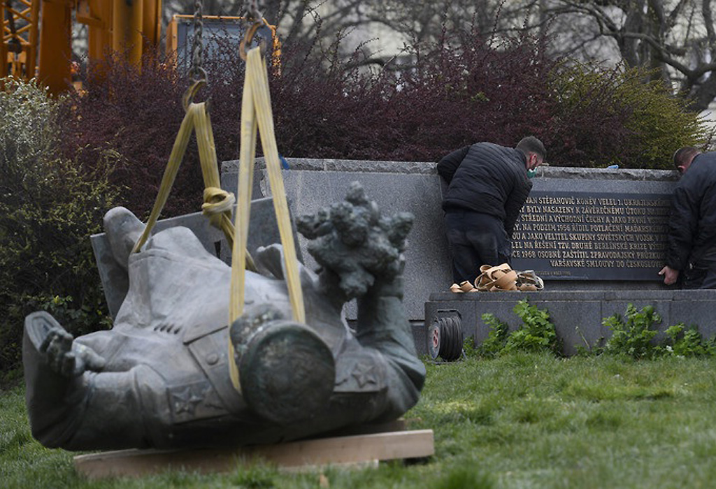 Čehi gredo v revizijo zgodovine – V Pragi odstranili spomenik maršalu Ivanu Konevu, ki je vodil zaključno operacijo osvoboditve Češkoslovaške, v kateri je padlo 140.000 sovjetskih vojakov
