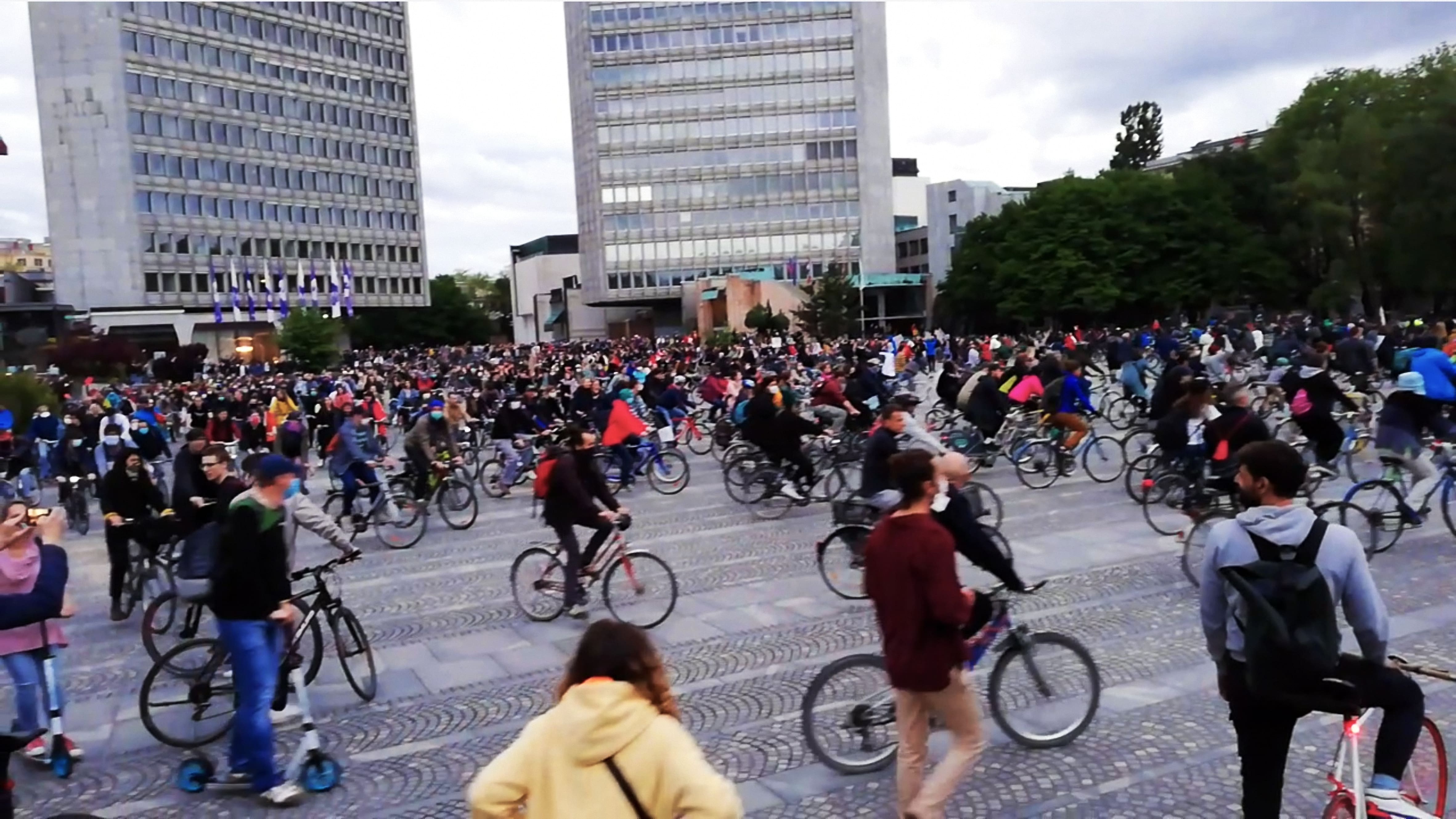 (VIDEO) Na protestnem kolesarjenju sinoči v Ljubljani več kot 3500 kolesarjev – Protestniki zahtevali odstop vlade