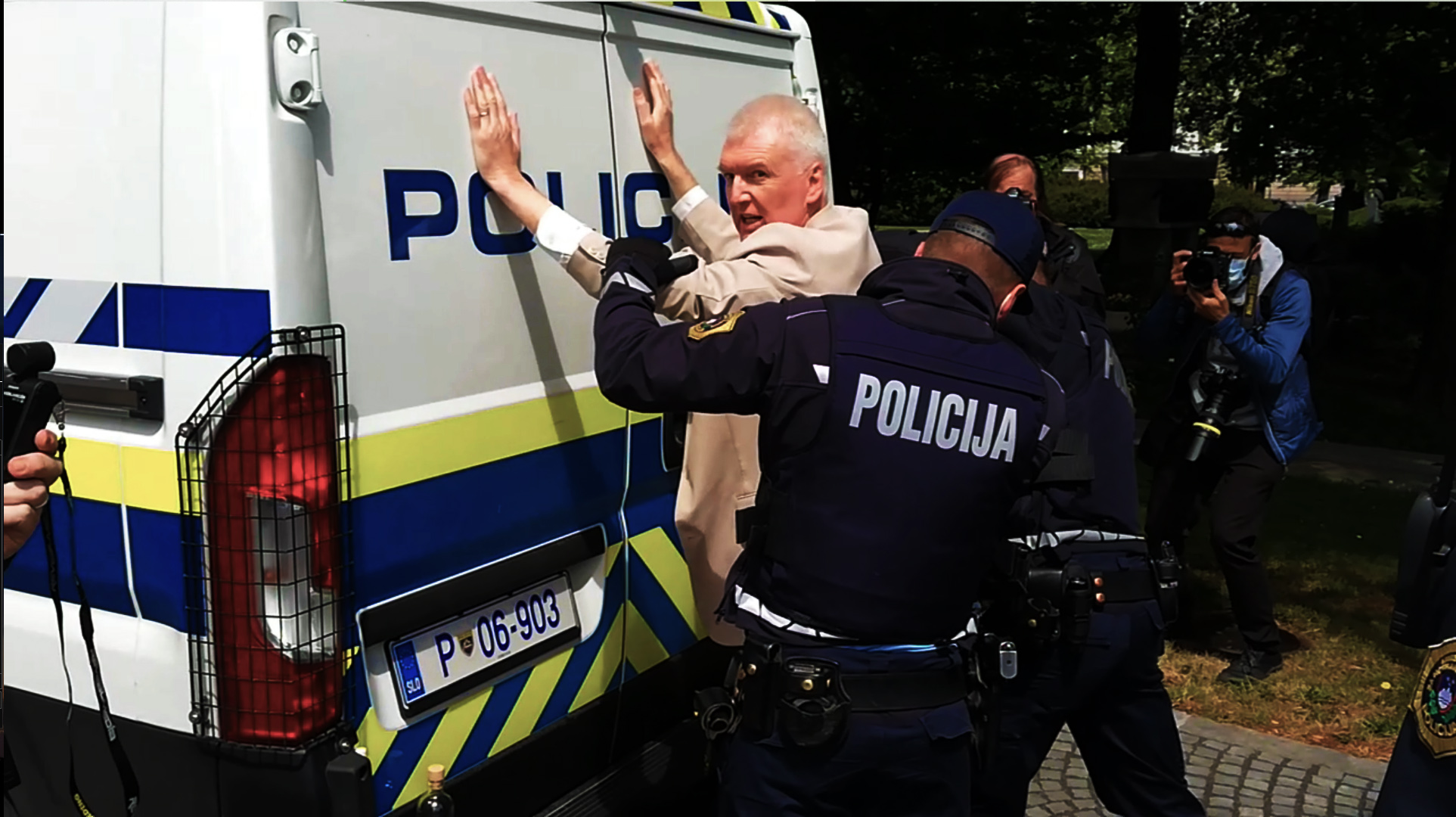 (VIDEO) Protesti: Policija danes okoli 12.00 na Trgu republike aretirala majorja Ladislava Troho, ga pospravila v policijsko vozilo in odpeljala