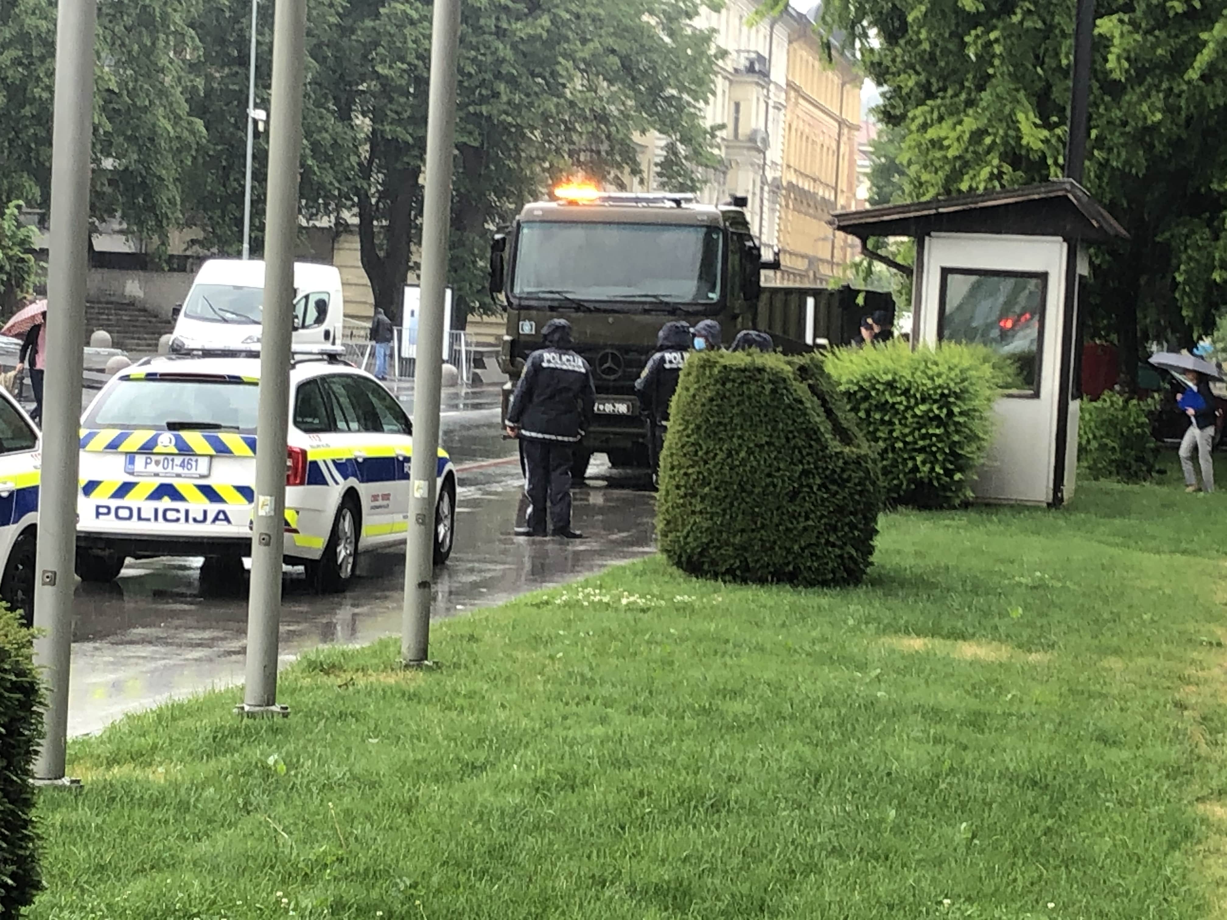 (VIDEO) Kolesarski protest proti vladi – Slovenska vojska s prevozom zaščitnih ograj pred poslopje državnega zbora podprla policijo