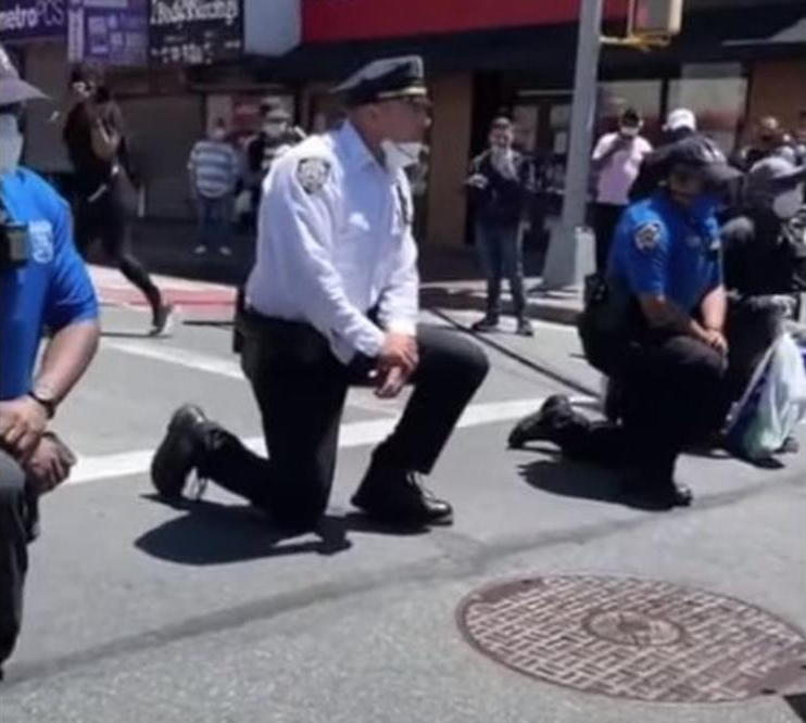 (VIDEO) Policisti iz New Yorka in Michigena pokleknili pred demonstranti: Pokazali solidarnost in da so proti nasilju
