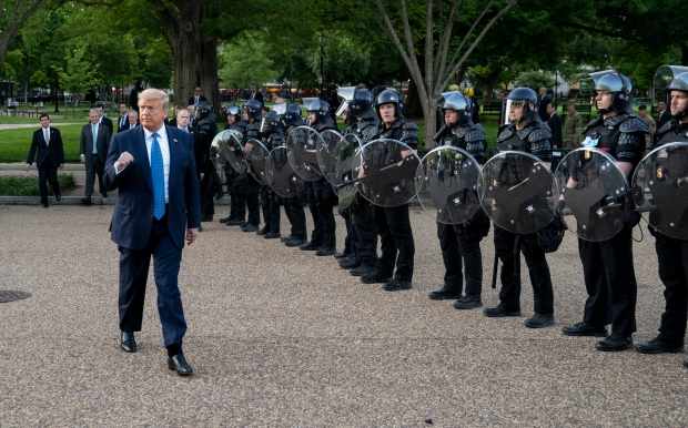 ZDA gorijo, Kitajska vrača udarec in poziva Trumpa: Predsednik, ne skrivajte se za tajno službo! Stopite pred protestnike…