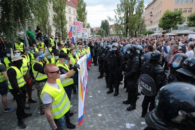(VIDEO) Slovenija praznovala na dveh proslavah z varovalno ograjo in verjetno največjim angažmajem policistov po letu 1989 in napovedanem “mitingu resnice” – Tokrat policisti niso varovali slovenske politične garniture pred  uvoženimi, ampak pred domačimi protestniki