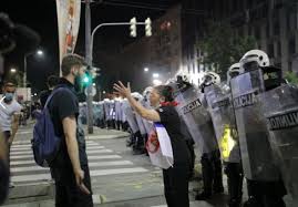 Brutalni posnetki iz Srbije – Že drugo noč spopadi med demonstranti in policijo, kjer je bilo precej poškodovanih tako na strani demonstrantov kot policije. Več napadov tudi na novinarske ekipe
