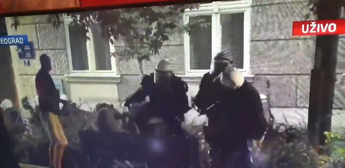 (VIDEO) Dramatično dogajanje v Srbiji – Zaradi ponovnega uvajanja policijske ure protestniki sinoči večkrat vdrli v srbsko skupščino – Del protestnikov oborožen s kalašnikovimi, hudi spopadi med policijo in protestniki