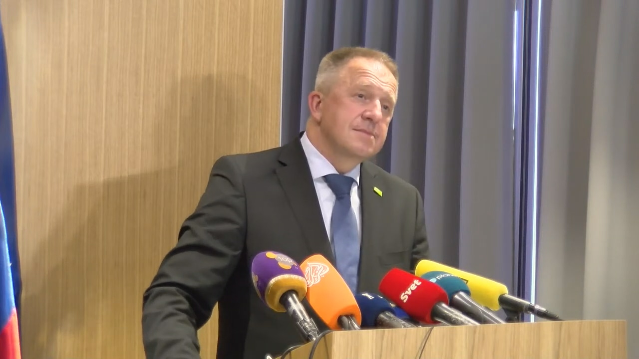 (VIDEO) Minister Počivalšek o tem, da ne bo odstopil in da ima polno podporo premierja Janeza Janše – Odstopa Hojsa ni komentiral