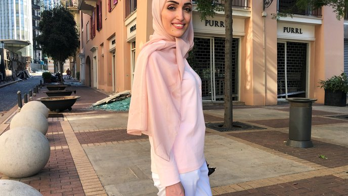 (VIDEO) Video neveste na dan poroke v Bejrutu, ki je tik pred eplozijo pozirala za poročni video in fotografij, pretresel svet – Israa Seblani: “Pomislila sem, da bom umrla”