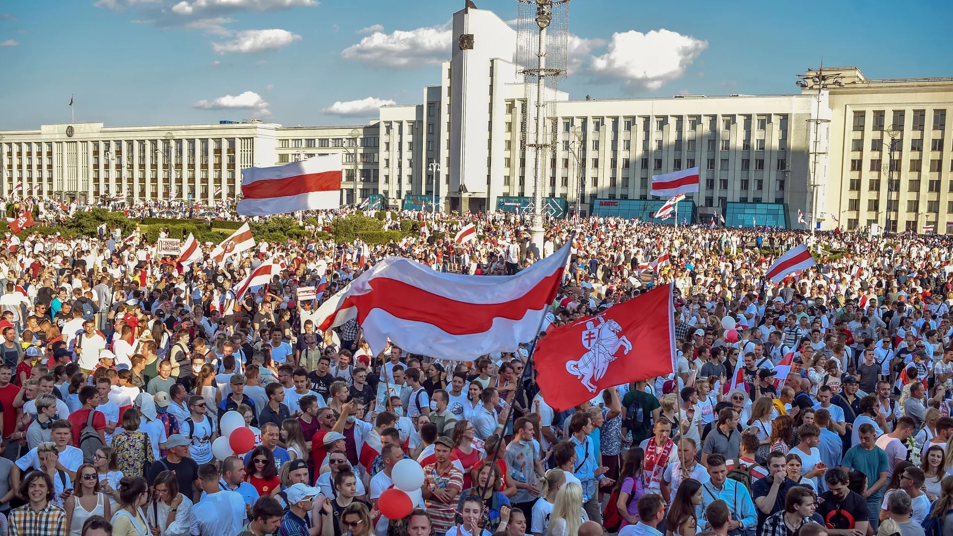 Kaj se pripravlja v Minsku? Protesti se nadaljujejo in mnogi so prepričani, da bo Belorusija danes zvečer dobila novo predsednico