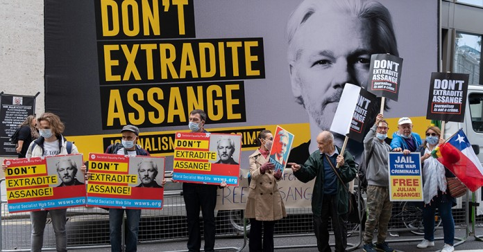 (VIDEO) Sodišče zavrnilo Assangevo prošnjo za preložitev sojenja: Ustanovitelj WikiLeaks se bori proti izročitvi ZDA, ki so razširile obtožnico – Protest pred britanskim veleposlaništvom tudi v Ljubljani
