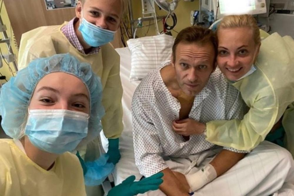Prva fotografija Navalnega z družino iz bolnišnice