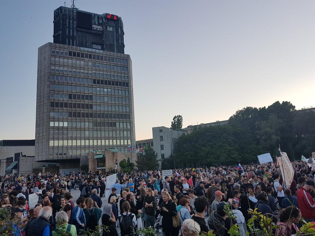 (VIDEO) 22. petkovi protesti tokrat tudi pred državnim zborom, kjer poteka razprava o interpelaciji proti notranjemu ministru Alešu Hojsu 