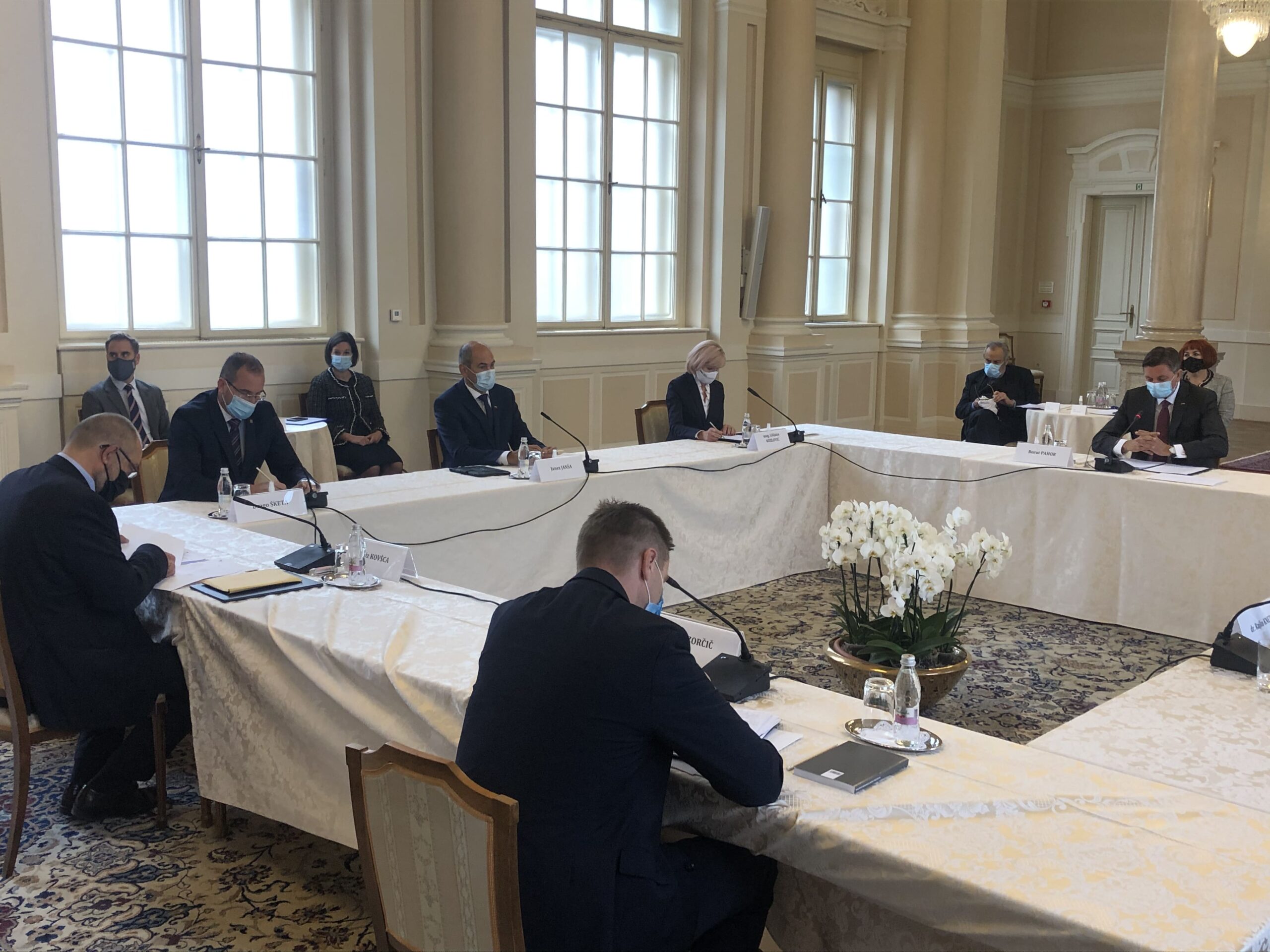 (VIDEO) Pri predsedniku Borutu Pahorju na Erjavčevi srečanje najvišjih predstavnikov treh vej oblasti, zakonodajne, izvršilne in sodne