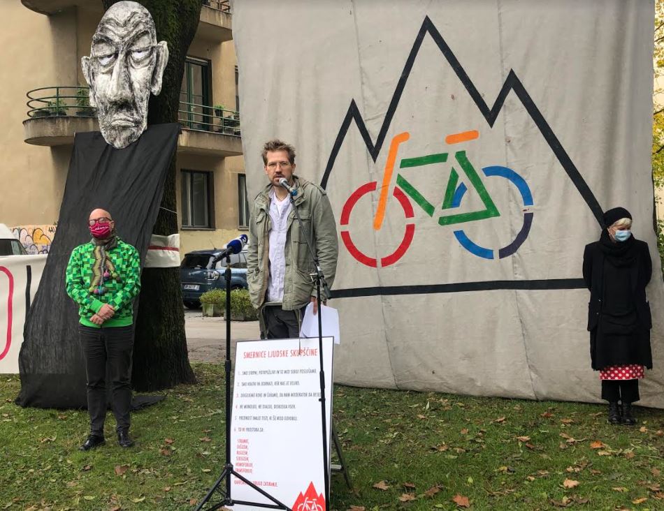(V ŽIVO) Hojs ostro nad petkove kolesarje: “Če smo v preteklosti petkove kolesarje spremljali relativno stoično, naj napovem, da bo od jutri to drugače” – Protestniki  predstavili “Smernice protestne ljudske skupščine”