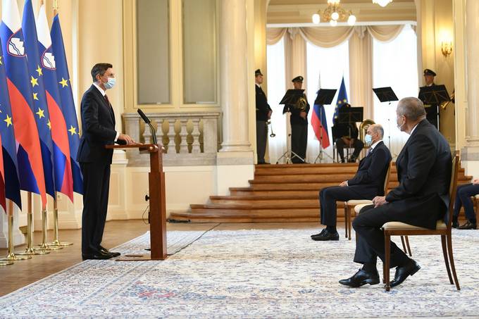 (VIDEO) Kako je predsednik Borut Pahor na slovesnosti ob obletnici odločitve Demosa za razpis plebiscita predsedniku vlade Janezu Janši citiral Joeja Bidna