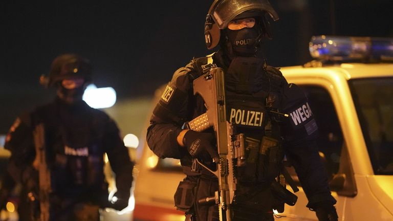 V sinočnjih terorističnih napadih na Dunaju je bil po streljanju ubit napadalec, 15 ljudi je ranjenih – “To je eden od najtežjih dni v zgodovini Avstrije,” je po napadih dejal avstrijski notranji minister Karl Nehammer