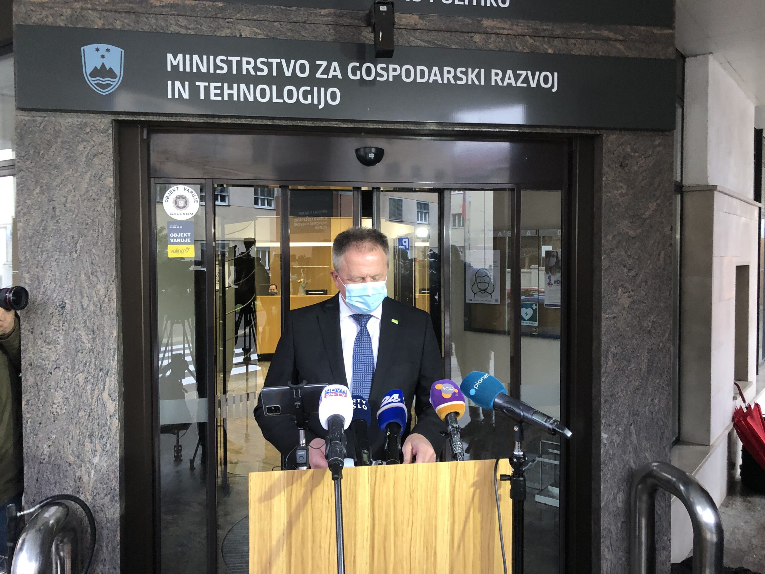 (VIDEO) Izjava za medije ministra Počivalška glede pozivov k zaprtju gospodarskih dejavnosti
