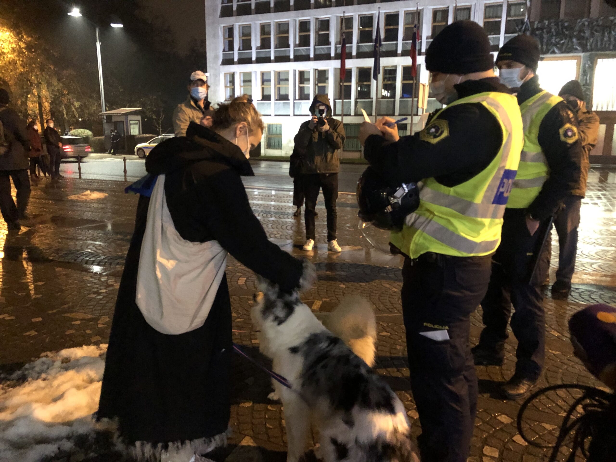 (VIDEO) Sprehajalka s psoma na protestu, ki so jo policisti sinoči le opozorili, je bila Prešernova nagrajenka Maja Smrekar, ki je zaradi performansa “z dojenjem psa” takrat razburila celo Janeza Janšo