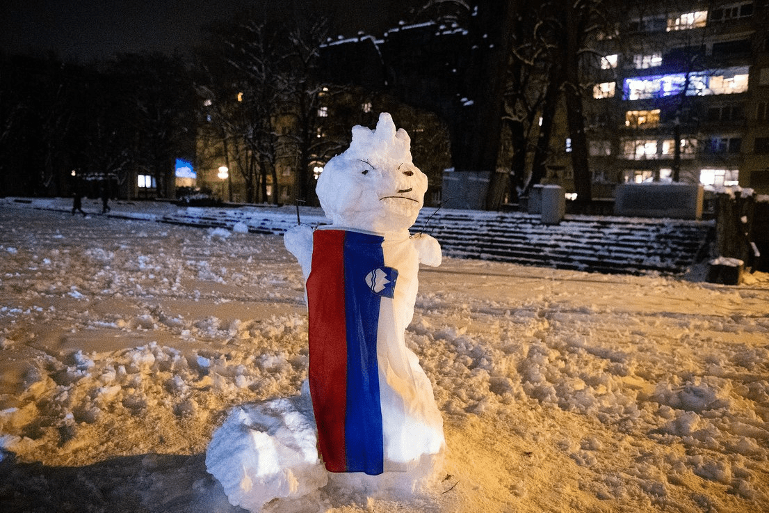 (VIDEO) “Gverilske” akcije na Trgu republike – Policija popisala tudi protestnika, ki je na snežaka izobesil slovensko zastavo – Hišna preiskava pri Anisu Ličini