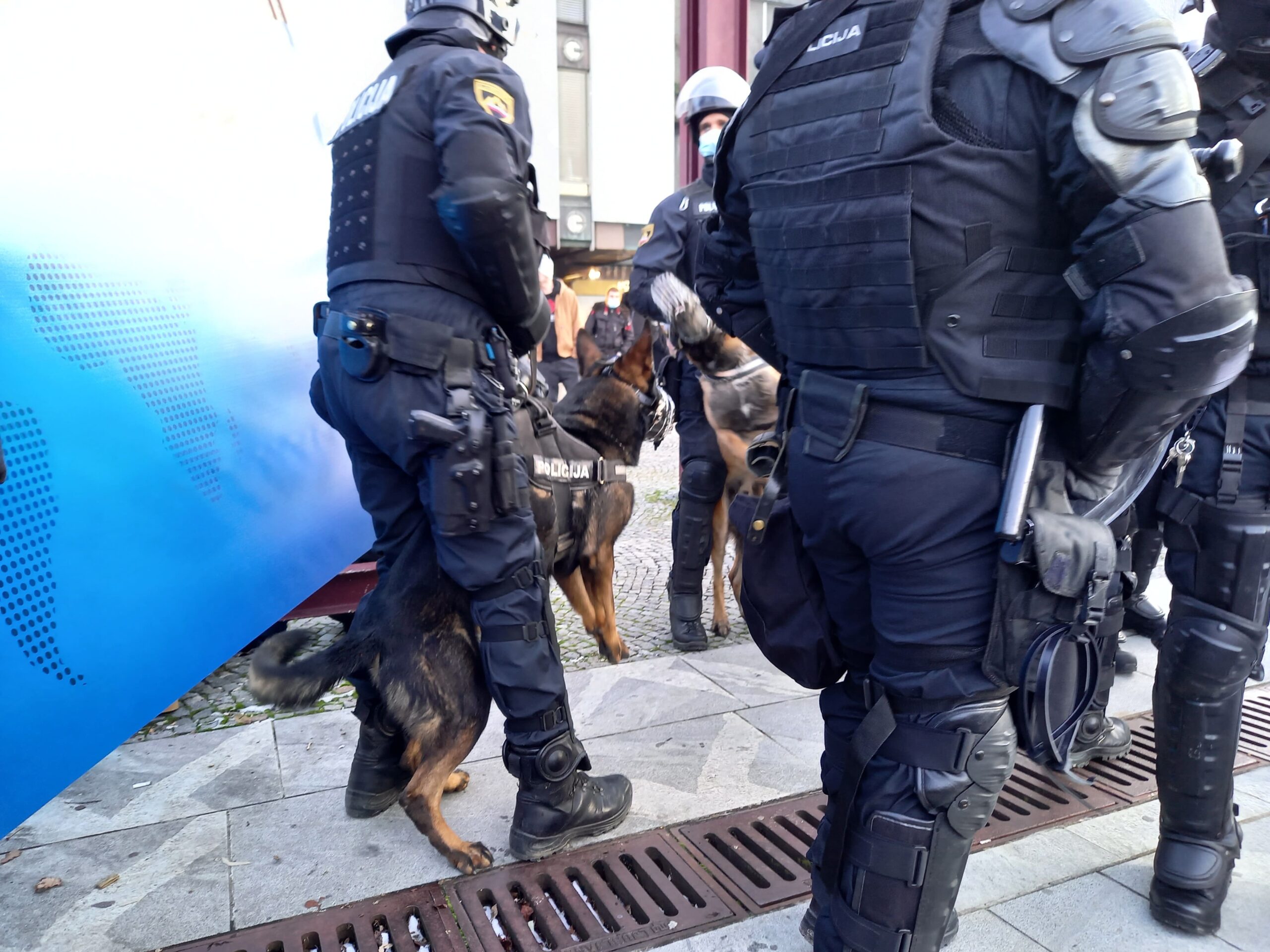 Policija je včeraj napisala več kazni, kot je bilo protestnikov – Včeraj v akciji tudi službeni psi