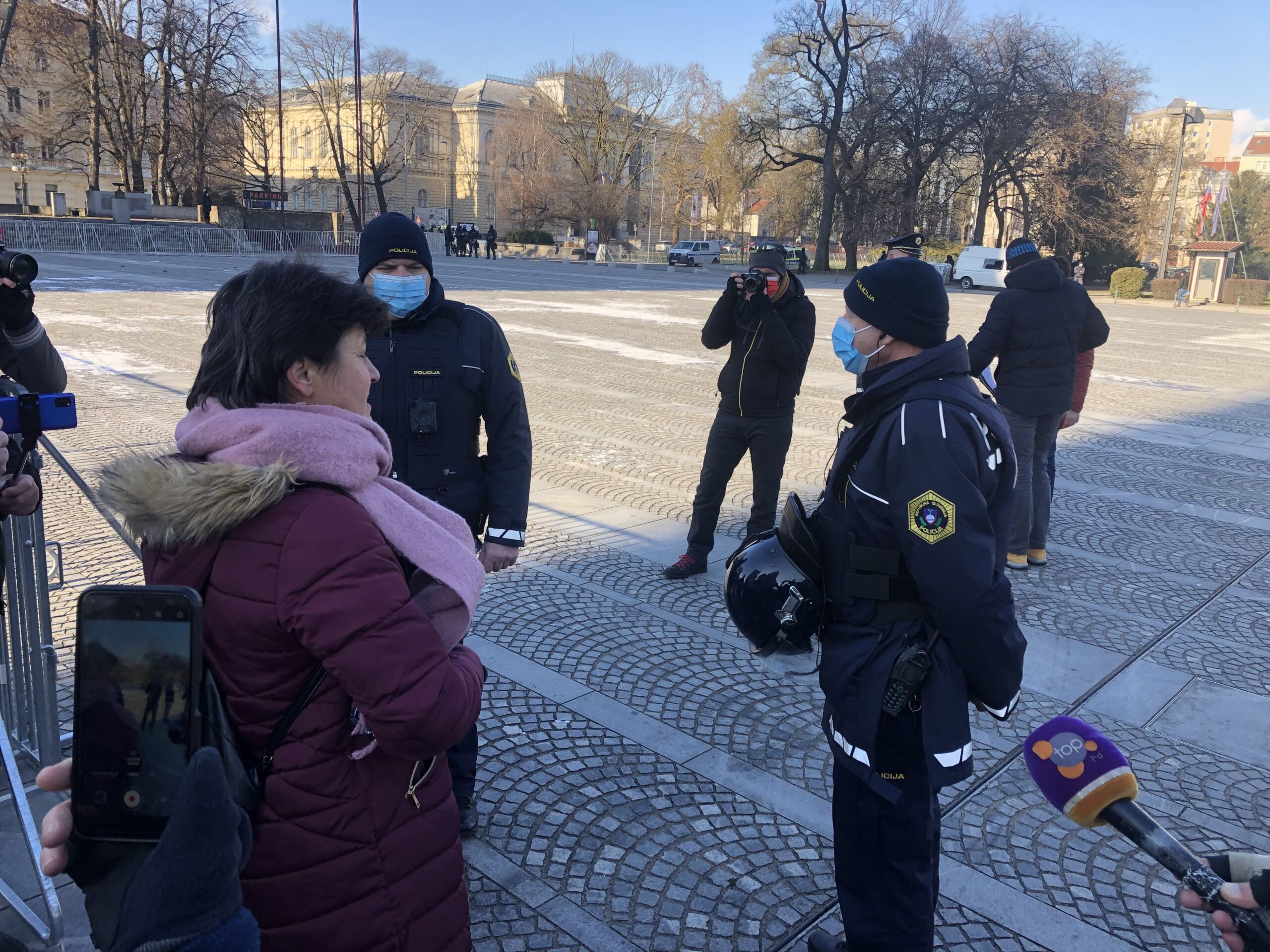 (V ŽIVO) Spremljamo proteste – Na Trgu republike so že pred svitom postavili varnostne ograje pred parlamentom