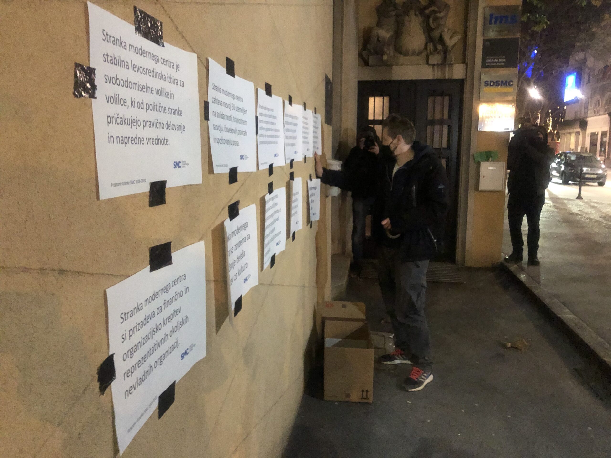 (VIDEO) Protestniki “hrabrijo” SMC- Pred sedežem stranke SMC napovedali protestno akcijo na katero bodo prinesli transparente “pisma vzpodbude” in česen