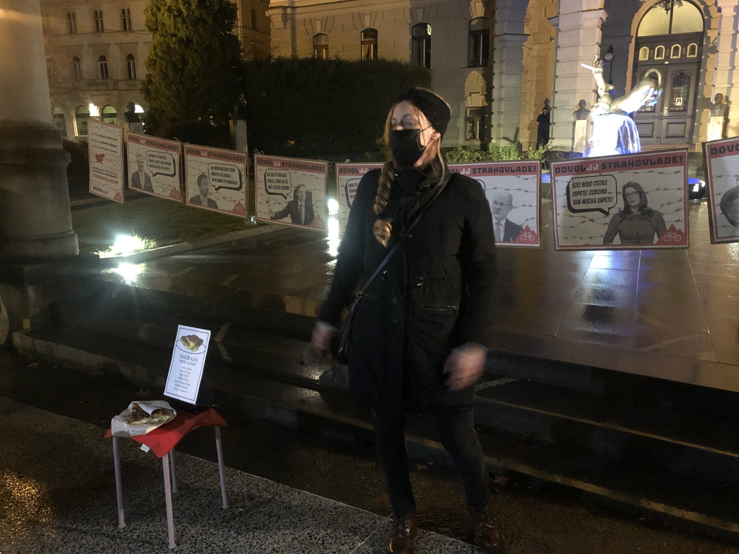 (V ŽIVO) Petkov protivladni protest, v okviru katerega bodo pred ljubljansko univerzo podelili simbolične nagrade “Mrzli burek”