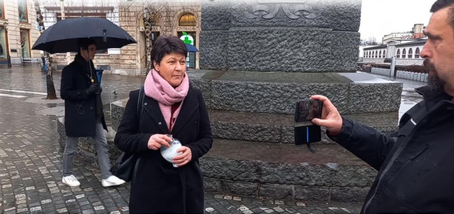 (VIDEO) Anica Bidar s civilno iniciativo Maske dol dopoldne protestirala v Ljubljani – Na prizorišču se je po naključju znašel Luka Mesec, ki je sicer odšel po svojih opravkih
