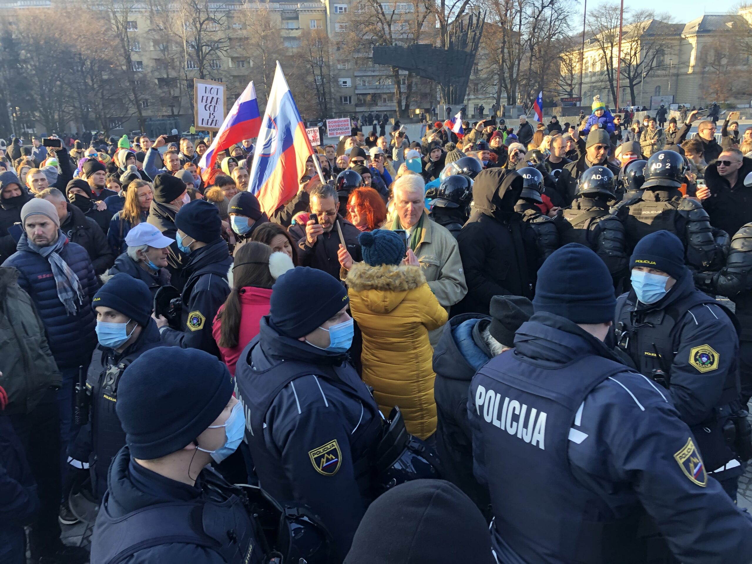 (VIDEO) Današnji protest na Trgu republike v Ljubljani večkrat na meji fizičnega spopada – Policisti so očitno večkrat spremenili taktiko in se nazadnje odločili za posamično popisovanje udeležencev