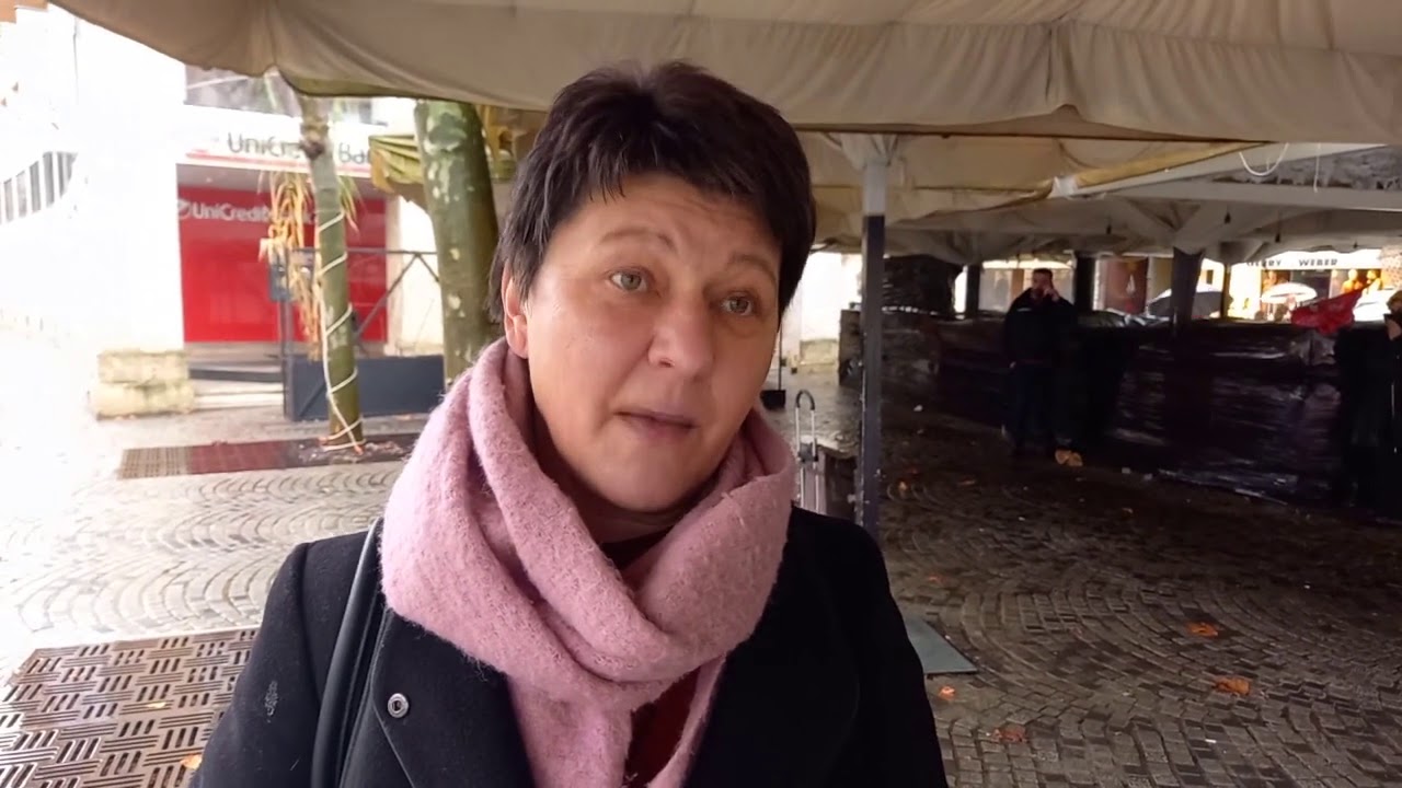 (VIDEO) Uporna babica in mati petih otrok Anica Bidar v Ljubljani včeraj protestirala sama – Bidarjeva, ki zase pravi, da ni stripovski lik “Ani s štirimi pištolami”, je prižigala sveče