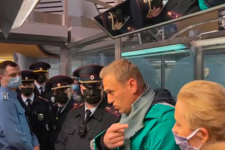 Navalni bo v zaporu več kot dve leti in pol – Zahod: Rusija bo odgovarjala