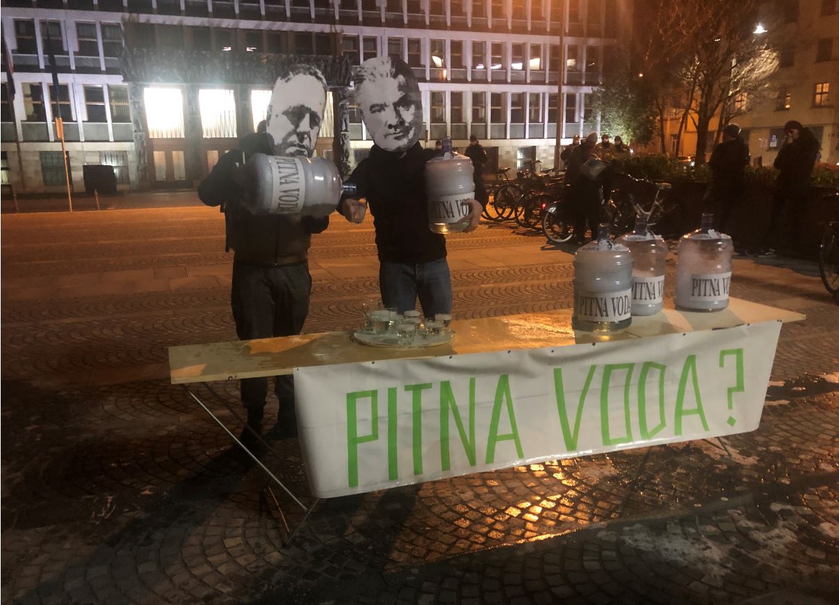 (VIDEO) Na Trgu republike predstavili “pitno vodo prihodnosti iz tako imenovanega Vizjakovega vrelca” – V znak protesta po Trgu republike razlivali plastične balone z vodo
