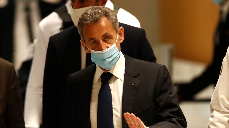 Nekdanji francoski predsednik Sarkozy obsojen korupcije: Prisluškovali so mu zaradi Libije, odkrili pa nezakonita plačila bogate dedinje