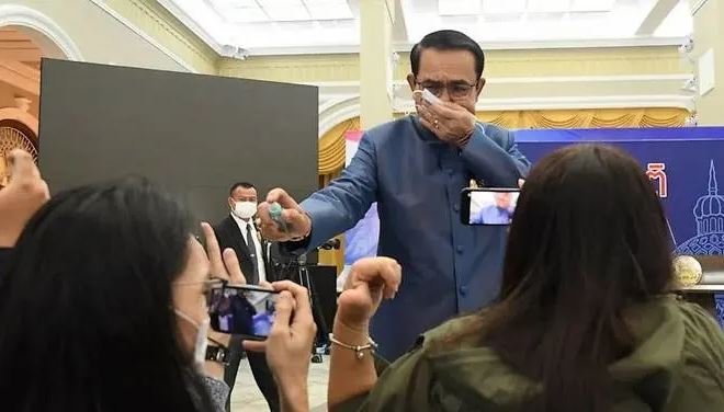 (VIDEO) Tudi tajski premier ne mara neprijetnih vprašanj novinarjev – Z njimi ne obračunava na Twitterju, temveč neposredno