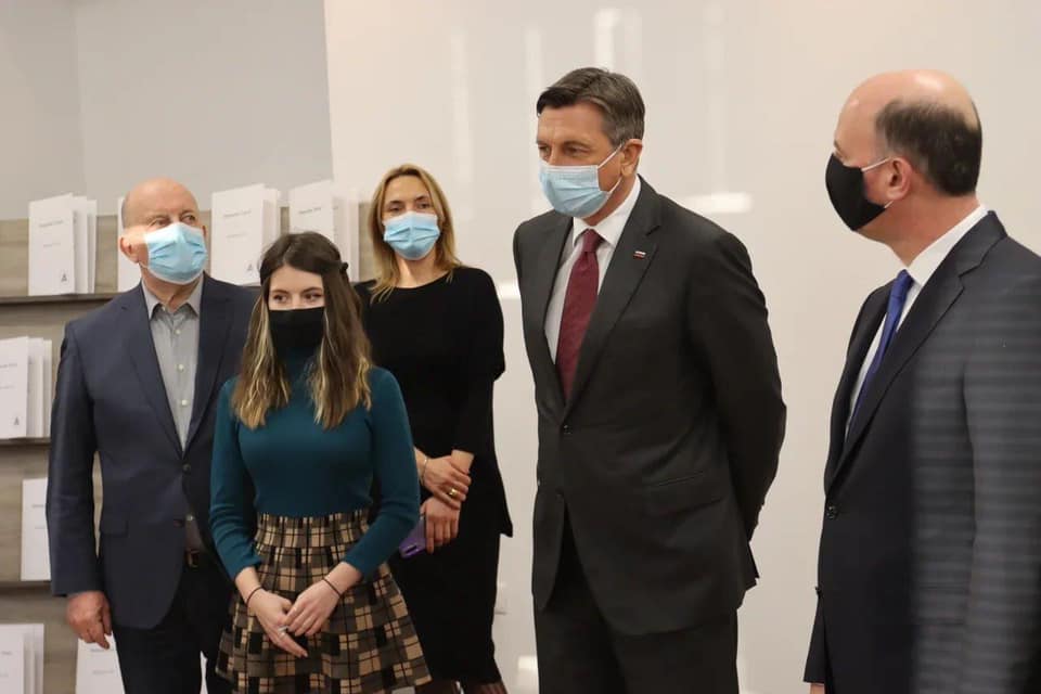 (VIDEO) Memento Terra – Na slikarski razstavi hčerke poslanca Zmaga Jelinčiča v ruskem kulturnem centru v Ljubljani poleg ruskega ambasadorja Timurja Ejvazov tudi predsednik države Borut Pahor 
